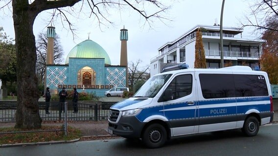 Einsatzkräfte der Polizei stehen vor dem Islamischen Zentrum Hamburg. © TV News Kontor Foto: Screenshot