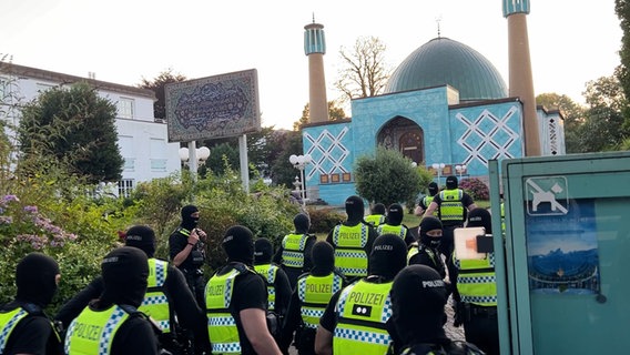 Polizistinnen und Polizisten stürmen die Blaue Moschee. © NDR 