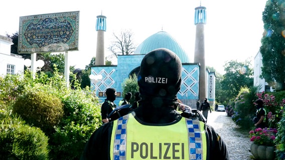 Polizei durchsucht mit einem Großaufgebot die Blaue Moschee im Rahmen einer Razzia beim Islamischem Zentrum Hamburg © picture alliance / ABBfoto 