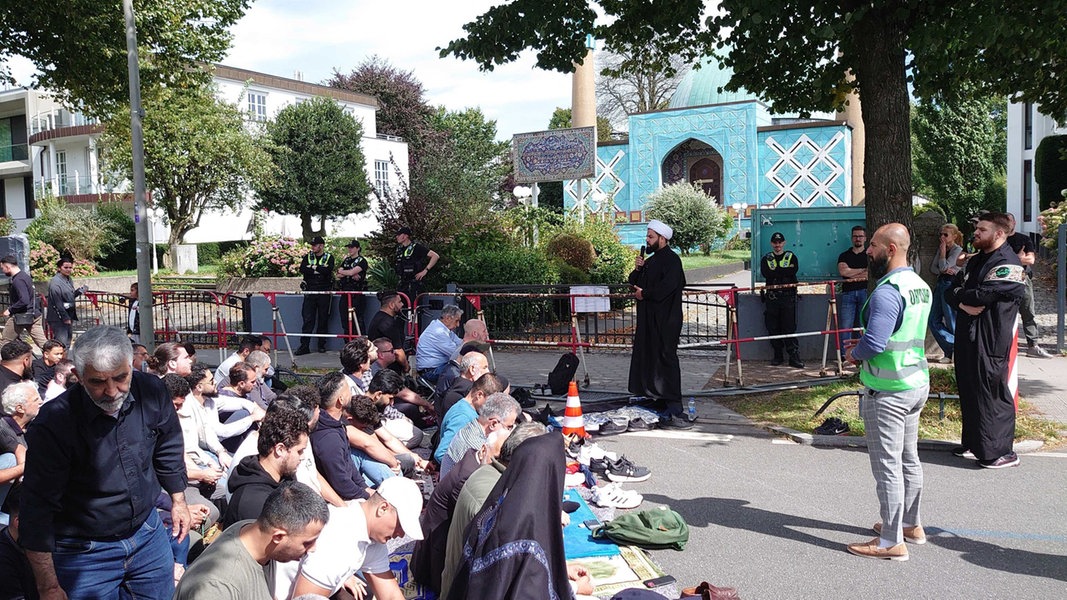 Weitere Gebete und Proteste vor der Blauen Moschee in Hamburg