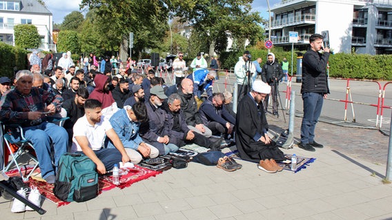 Gläubige beten auf dem Bürgersteig vor der blauen Moschee (Imam-Ali-Moschee) an der Hamburger Außenalster. © NDR Foto: Carolin Fromm