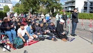 Gläubige beten auf dem Bürgersteig vor der blauen Moschee (Imam-Ali-Moschee) an der Hamburger Außenalster. © NDR Foto: Carolin Fromm