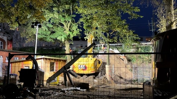 Ein Bagger steht auf einer Baustelle, auf der ein Blindgänger gefunden wurde. © DSLR NEWS Foto: Screenshot