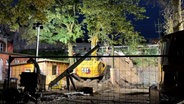 Ein Bagger steht auf einer Baustelle, auf der ein Blindgänger gefunden wurde. © DSLR NEWS Foto: Screenshot