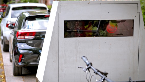 Ein mobiler Blitzer steht auf dem Anhänger eines Autos. © picture alliance / Maximilian Koch Foto: Maximilian Koch