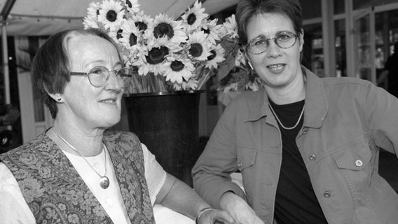 Die frühere Grünen- und SPD-Politikerin Thea Bock (links) mit der Grünen-Politikerin Krista Sager im Jahr 1997. © picture-alliance / dpa | Markus Beck Foto: Markus Beck