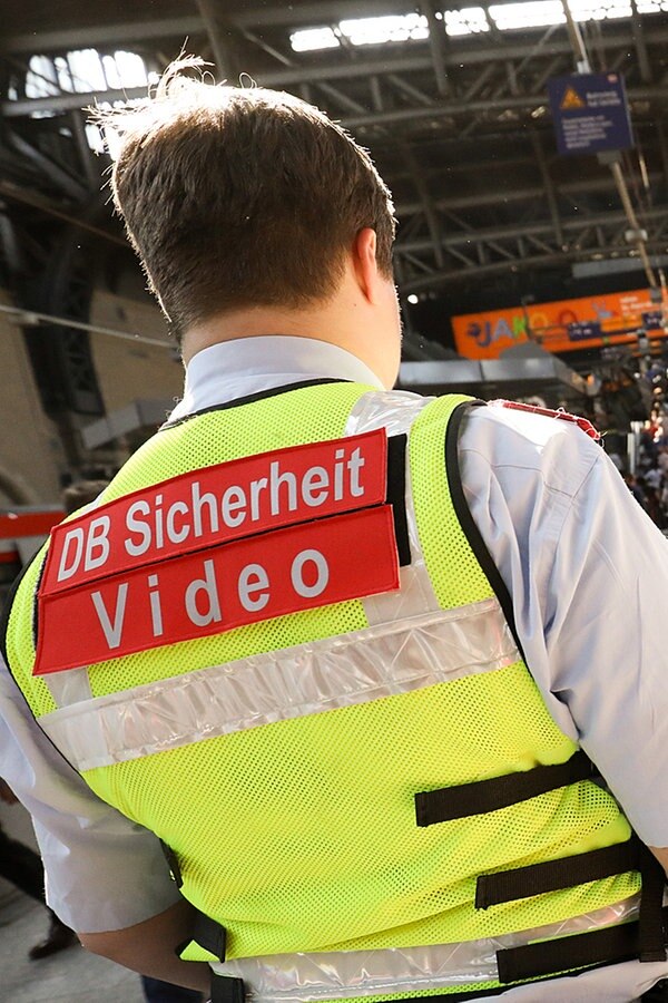 Auch BahnMitarbeiter tragen jetzt Bodycams NDR.de