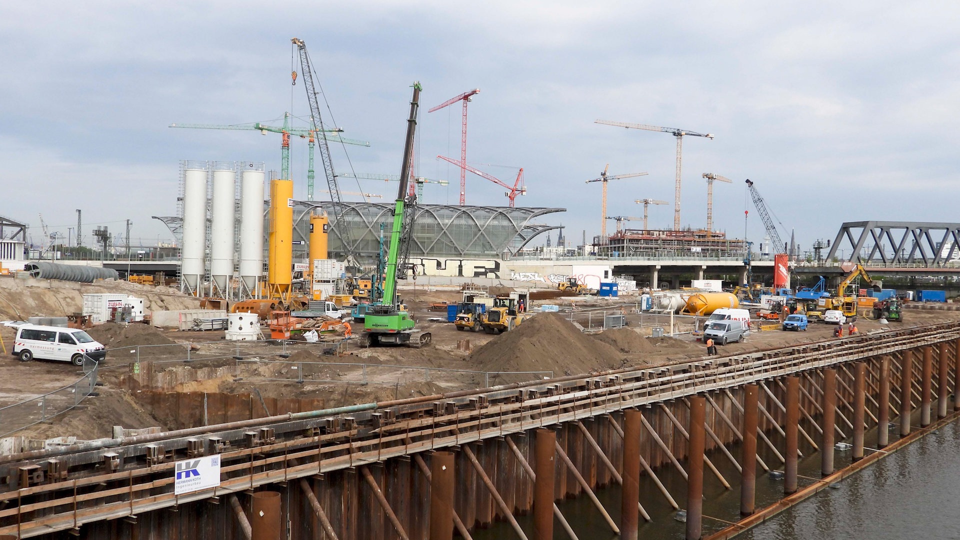 Elbtower-Baustelle könnte zur Gefahr für den Bahnverkehr werden