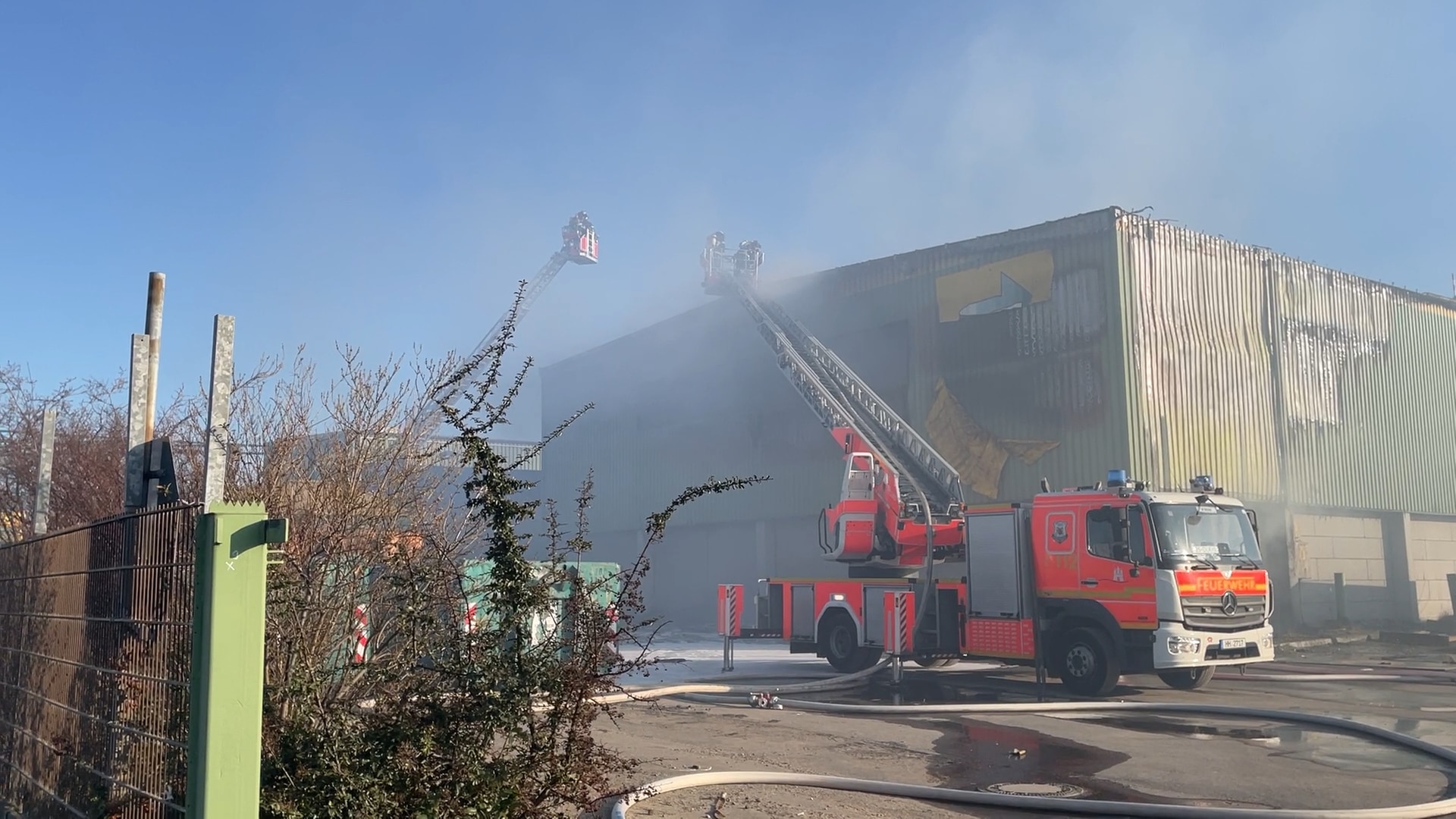 Rauchwolke über Hamburg: Lagerhalle brannte in Billbrook