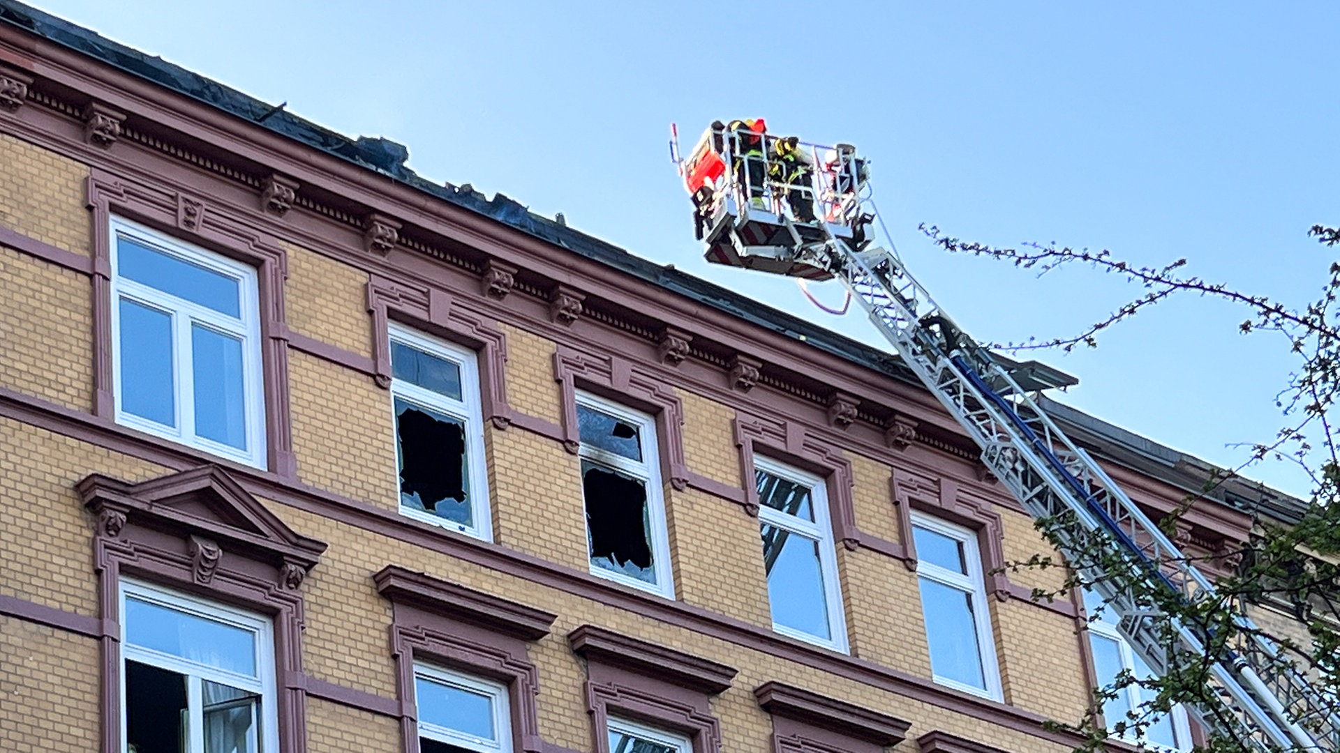 Wohnungsbrand in Altona: Eine Person schwer verletzt