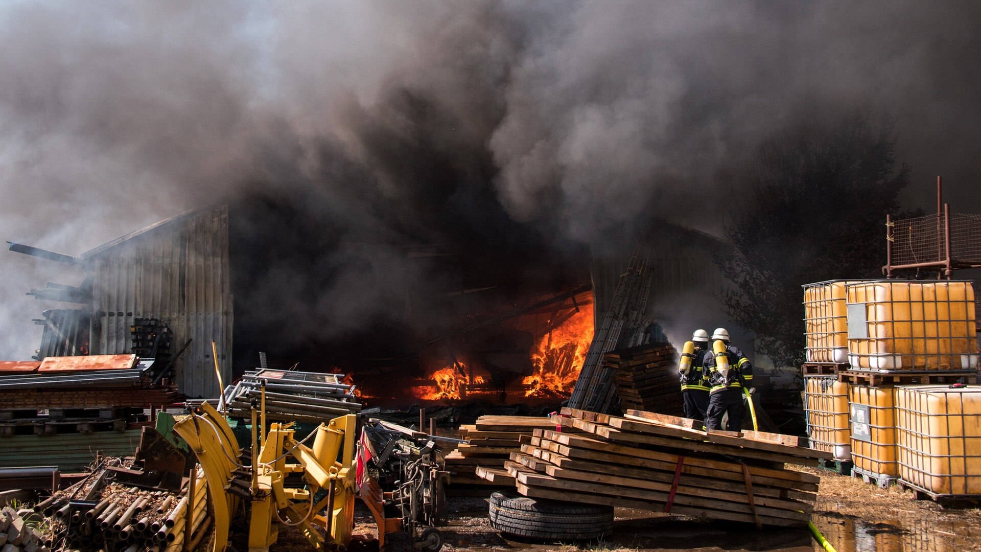 Hamburger Feuerwehr löscht brennende Halle in Altengamme