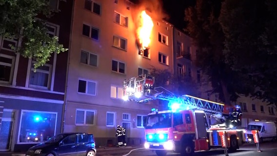 Einsatzkräfte der Feuerwehr löschen einen Brand in Hamburg-Harburg. © NonStopNews Foto: Screenshot