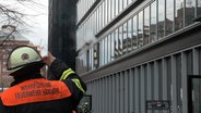 Einsatzkräfte der Feuerwehr löschen einen Brand in Hamburg. © NonStopNews Foto: Screenshot