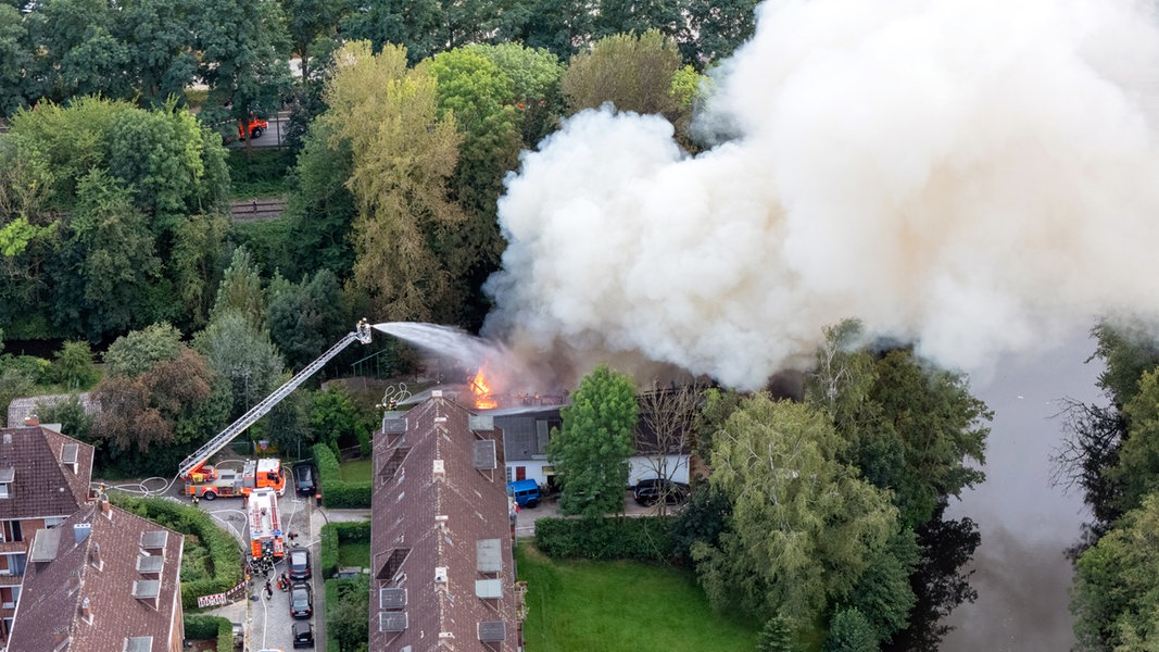 Feuerwehr löscht brennende Lagerhalle in Bergedorf