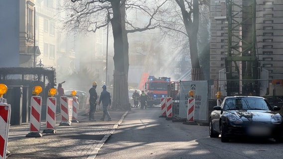 Mehrere Feuerkräfte stehen in einer Straße. © NDR Foto: Elias Bartel