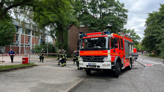 Feuerwehrwagen steht vor Stadtteilschule Finkenwerder © NDR Foto: Finn Kessler