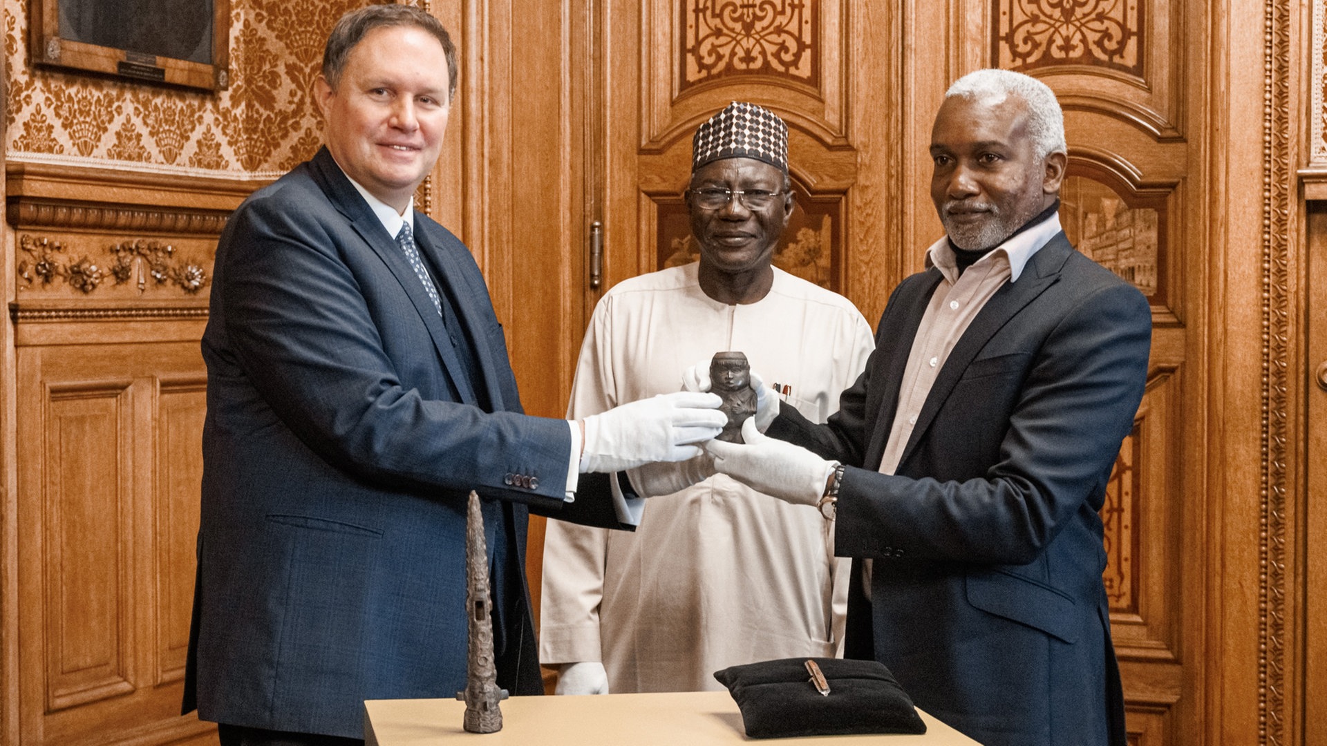 Hamburg gibt erste Benin-Bronzen an Nigeria zurück