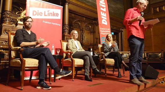 Die frühere Oberstaatsanwältin Anne Brorhilker (Mitte, hinten) sitzt bei einer Podiumsdiskussion der Linksfraktion in der Hamburgischen Bürgerschaft zum Cum-Ex-Skandal neben David Stoop (Linke), Fraktionsvorsitzender der Linken. © Martin Fischer/dpa Foto: Martin Fischer