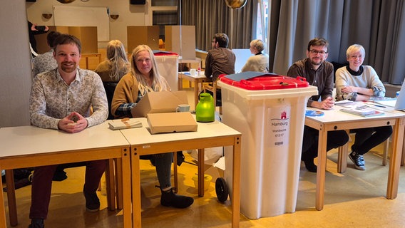 Wahlhelferinnen und Wahlhelfer in einem Wahllokal in Hamburg-Allermöhe bei der Bundestagswahl 2025 © NDR/Karsten Sekund Foto: Karsten Sekund