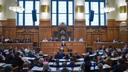 Peter Tschentscher (M, SPD), Erster Bürgermeister von Hamburg, hält während der Sitzung der Hamburgischen Bürgerschaft im Rathaus eine Regierungserklärung zum Thema "Wachstumskurs für den Hamburger Hafen – Strategische Partnerschaft mit MSC". © picture alliance/dpa Foto: Marcus Brandt