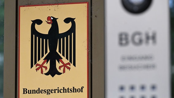 Ein Schild mit Bundesadler und dem Schriftzug "Bundesgerichtshof". © picture alliance / dpa Foto: Uli Deck