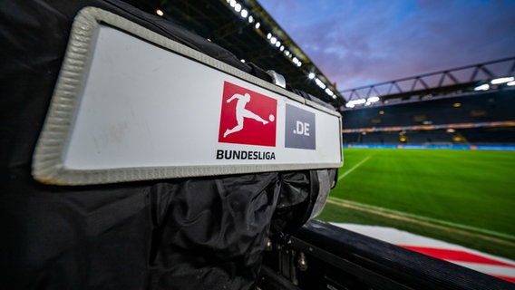 Eine Kamera ist vor einer Bundesliga-Partie in Dortmund auf das Spielfeld gerichtet. © picture alliance / Kirchner-Media Foto: Kirchner/David Inderlied