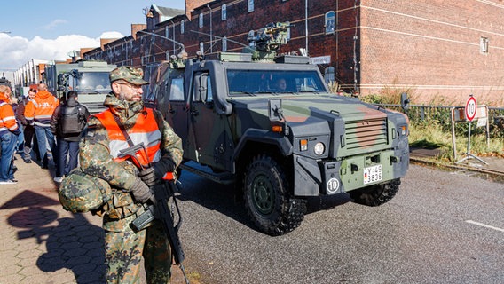 Reservisten der Bundeswehr üben im Hamburger Hafen Sicherungsmaßnahem im Verteidigungsfall wie Fahrzeug- und Personenkontrollen. Ziel der Übung "Red Storm Alpha" ist es, verteidigungswichtige Infrastruktur zu schützen. © picture alliance / dpa Foto: Markus Scholz