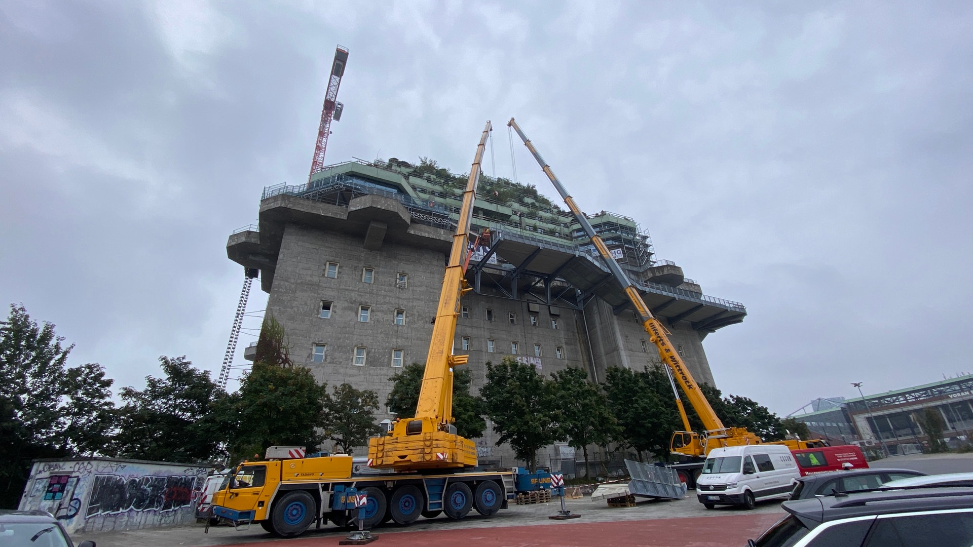 „Grüner Bunker“ auf St. Pauli: Bergpfad fertig montiert