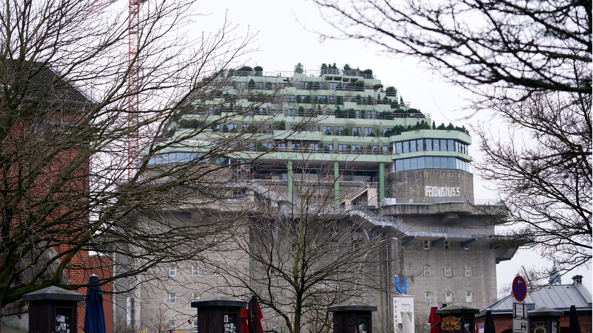 Feldstraßenbunker auf St. Pauli: Bauarbeiter stürzt in Schacht