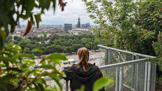 Die Aussicht vom Dach des grünen Bunkers in Hamburg-St. Pauli auf den Michel und die Elbphilharmonie. © picture alliance/dpa Foto: Ulrich Perrey