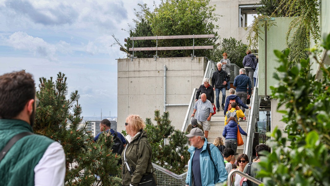 Hunderte Besucher begehen den Grüner Bunker in St. Pauli in Hamburg.