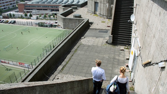 Marina Friedt und Tobias Boeing auf einer Treppe vom Dach des Bunkers auf dem Hamburger Heiligengeistfeld. © NDR Foto: Heiko Block