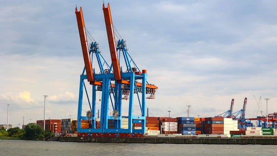 Blick auf zwei Kräne am Containerterminal Burchardkai im Hamburger Hafen. © IMAGO / Lobeca 