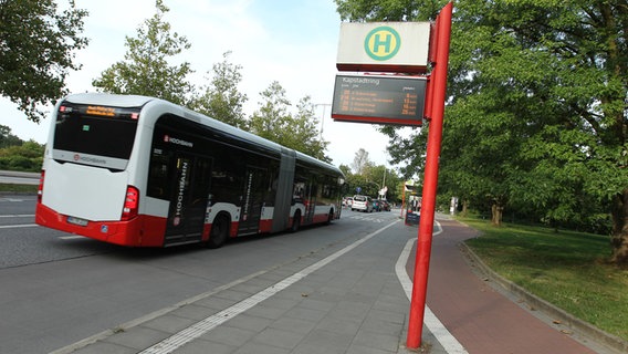 Ein Bus der Hamburger Hochbahn in Richtung Rübenkamp fährt die Haltestelle Kapstadtring an. © IMAGO Foto: Hanno Bode