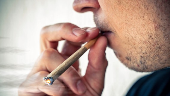 Ein Mann raucht einen Joint. © picture alliance / CHROMORANGE Foto: Michael Bihlmayer