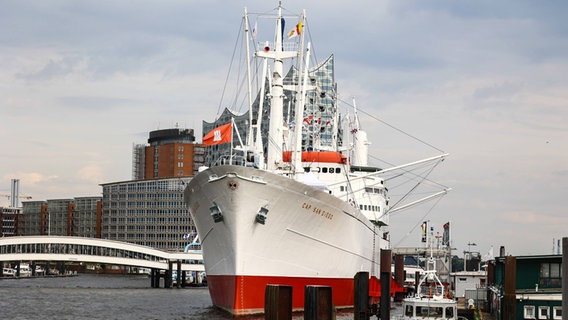 Das Museumschiff "Cap San Diego" liegt in Hamburg an den Landungsbrücken. © IMAGO / Lobeca 