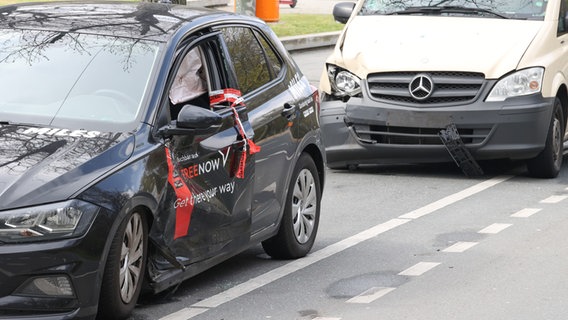 Ein Fahrzeug eines Carsharing-Anbieters und ein Taxi stehen nach einer Kollision beschädigt am Straßenrand. (Symbolbild) © picture alliance / Jörg Carstensen Foto: Jörg Carstensen