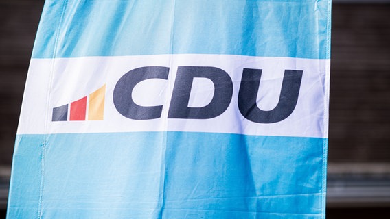 Eine Fahne mit dem Logo der CDU. © picture alliance / Noah Wedel 