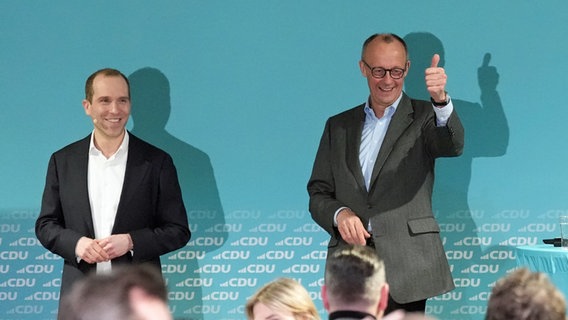 Dennis Thering (l.), Spitzenkandidat zur Bürgerschaftswahl und Parteivorsitzender der CDU Hamburg, und Friedrich Merz (r.), CDU-Bundesvorsitzender und CDU/CSU-Fraktionsvorsitzender im Bundestag, stehen auf der Bühne im Cruise Center Baakenhöft. © picture alliance/dpa Foto: Marcus Brandt