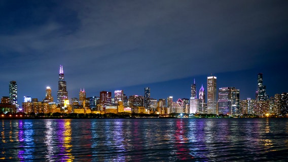 Blick auf die Skyline von Chicago (USA) am Abend. © picture alliance / NurPhoto Foto: Beata Zawrzel