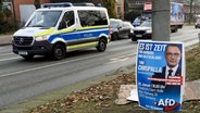 Ein Wahlplakat der AfD steht in Hamburg am Straßentrand. © picture alliance / ABBfoto 