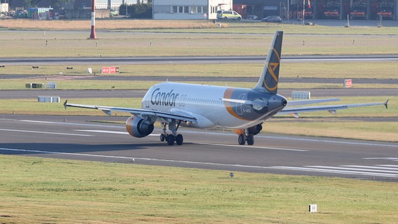 Ein Flugzeug der Fluggesellschaft Condor rollt auf der Landebahn des Hamburger Flughafens. © dpa Foto: Bodo Marks