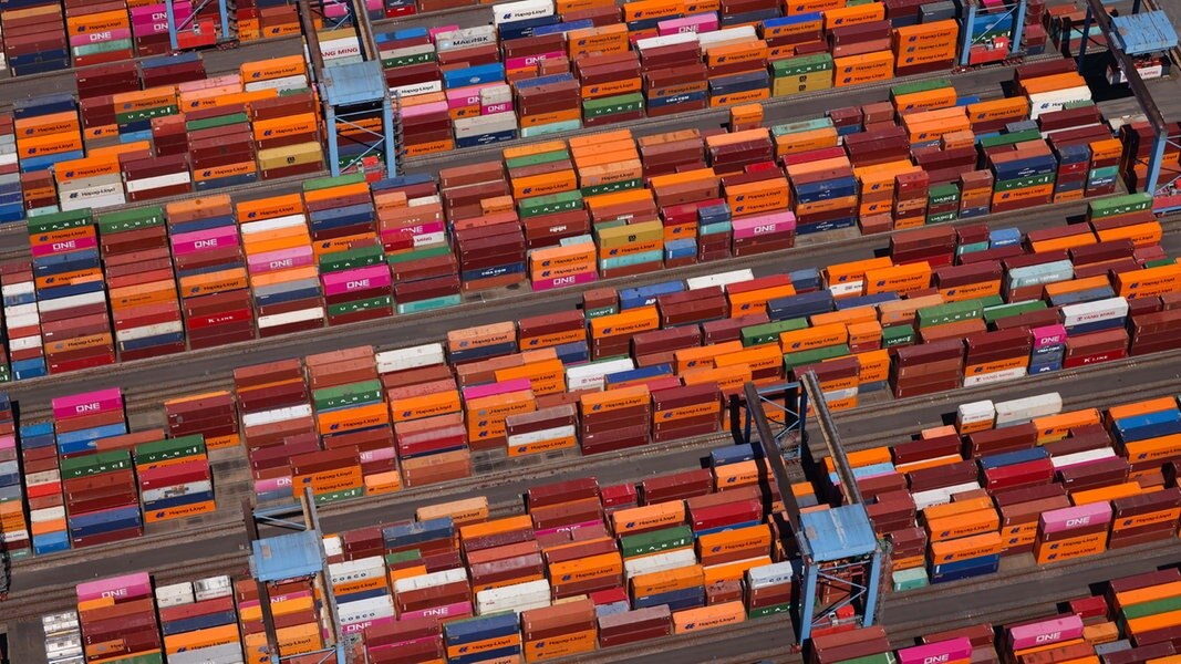 Blick aus der Luft auf das Containerterminal Burchardkai der HHLA im Hamburger Hafen.