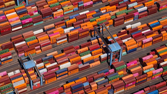 Container werden auf dem Terminal Burchardkai der Hamburger Hafen und Logistik AG (HHLA) im Hafen in Hamburg umgeschlagen. © picture alliance Foto: Christian Charisius