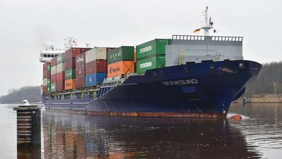 Das Containerschiff "Munksund" in einer Ausweichstelle im Nord-Ostsee-Kanal. © picture alliance / imageBROKER Foto: Klaus-Dieter Möbus