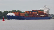 Das Containerschiff "Espoir" fährt in Hamburg auf der Elbe. © Georg Wendt/dpa 