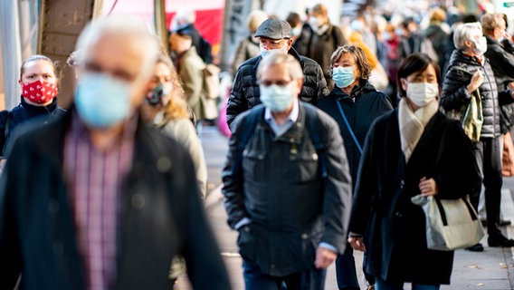 Visitors to Hamburg's Isemarkt wear mouth and nose protection while shopping.  © picture alliance / dpa |  Axel Heimken Photo: Axel Heimken