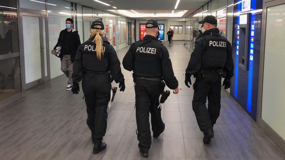 Three police officers go through the Hamburg-Altona S-Bahn station.  Photo: Ingmar Schmidt