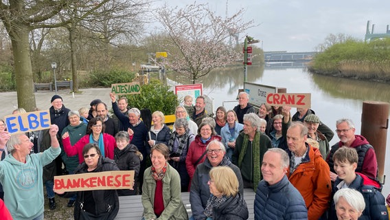 Menschen versammeln sich zu einem Protest am Fähranleger in Hamburg-Cranz. © NDR Foto: Jörn Straehler-Pohl