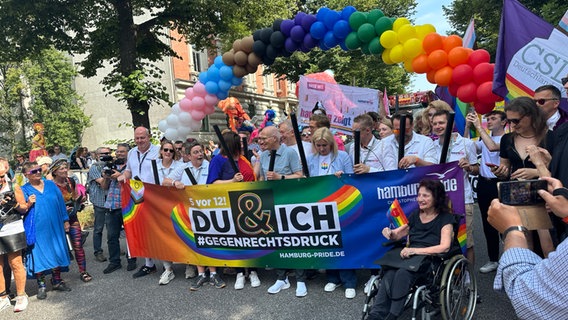 Die  CSD-Demo in Hamburg setzt sich in Bewegung. © Daniel Küthe 